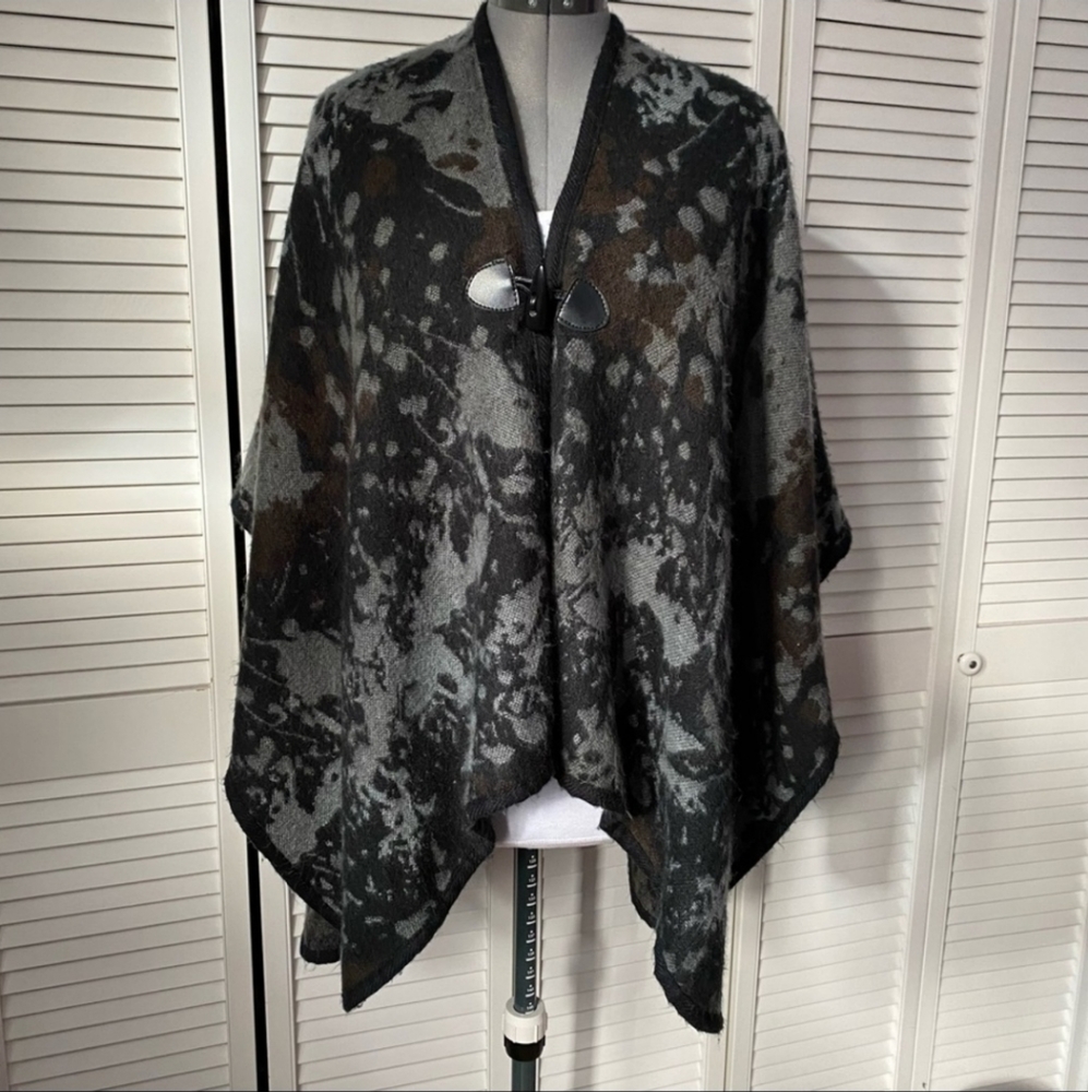 Steve Madden Cozy knit Blanket style poncho with toggle closure O/S